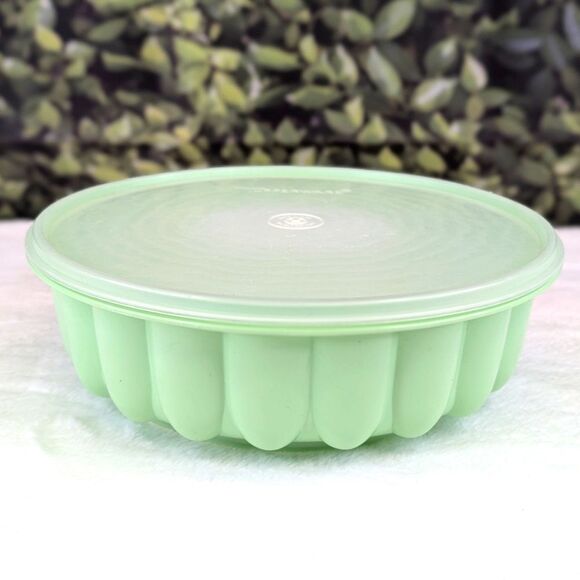 Vintage 1970s Tupperware Jello Mold in Jadeite Mint Green - Picture 1 of 12